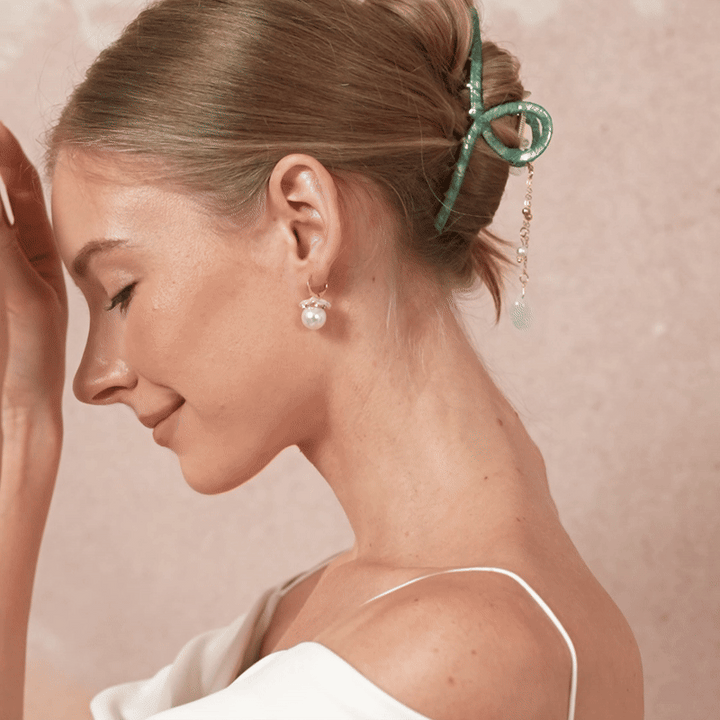 Weißer Jasmin auf Perlen-Creolen