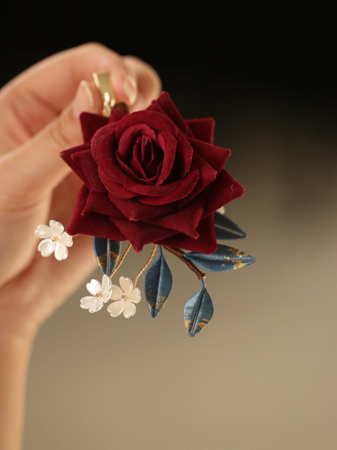 Alecs rote Rosen-Haarspange