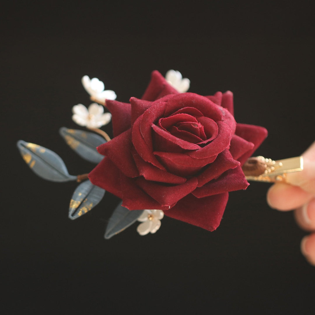 Alecs rote Rosen-Haarspange