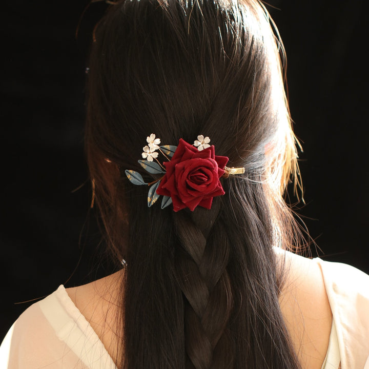 Alecs rote Rosen-Haarspange
