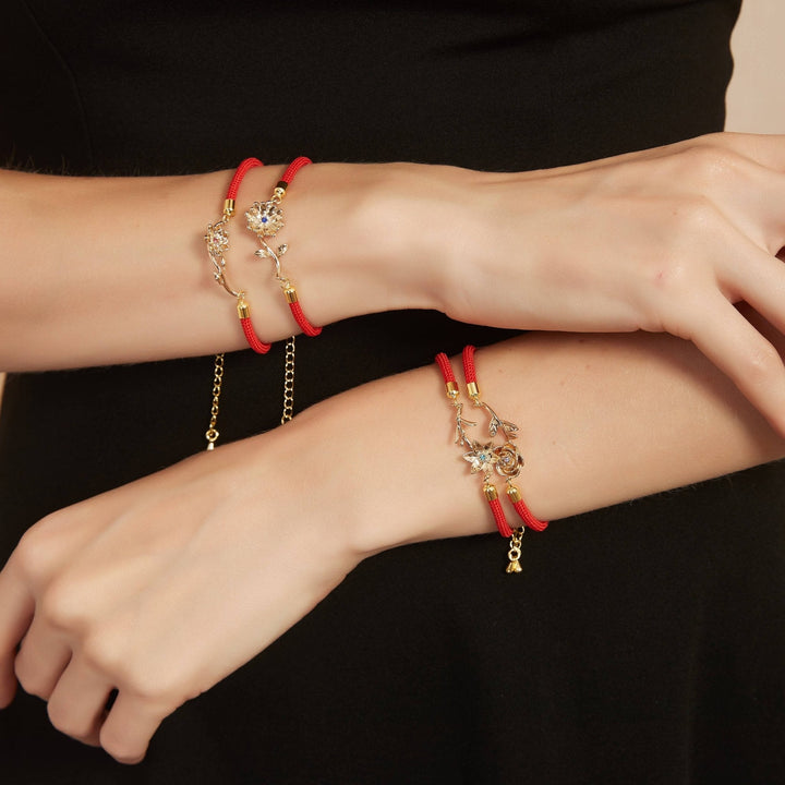 Rote Armbänder mit Geburtsblumen und Geburtssteinen
