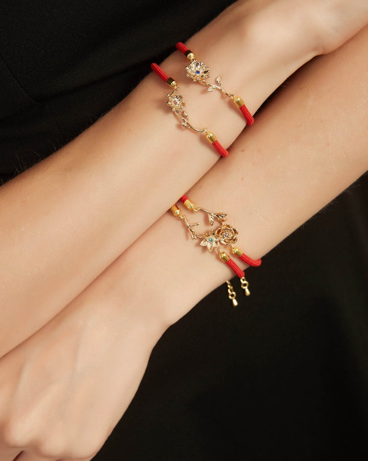 Rote Armbänder mit Geburtsblumen und Geburtssteinen