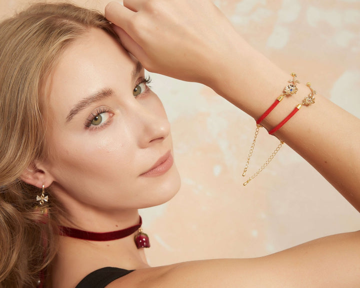 Rote Armbänder mit Geburtsblumen und Geburtssteinen