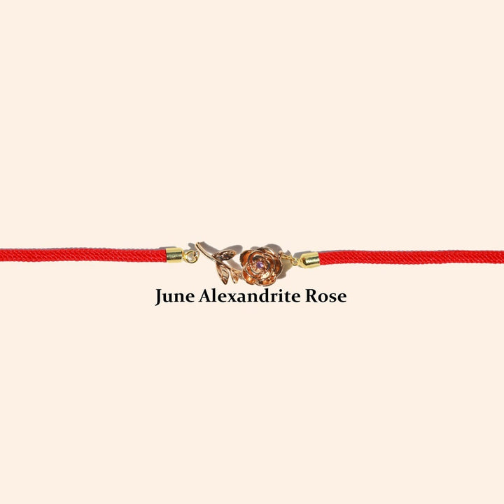 Rote Armbänder mit Geburtsblumen und Geburtssteinen