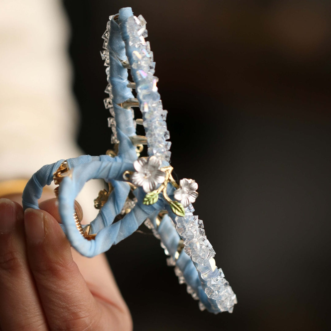 Haarklammer aus Organza mit weißen Gänseblümchen und Kristallen