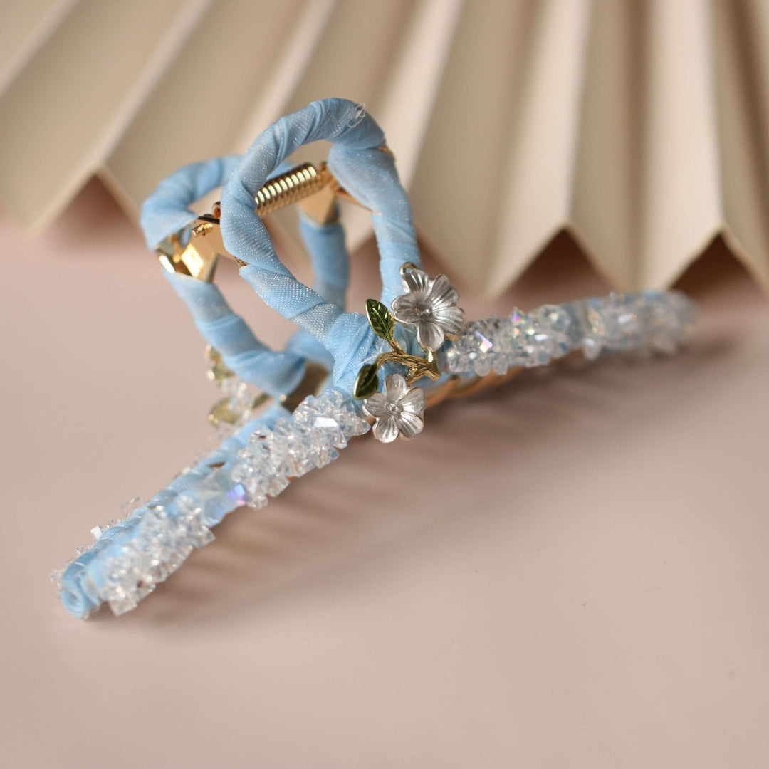 Haarklammer aus Organza mit weißen Gänseblümchen und Kristallen