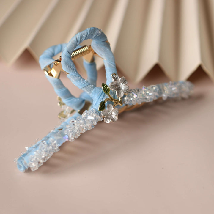 Haarklammer aus Organza mit weißen Gänseblümchen und Kristallen