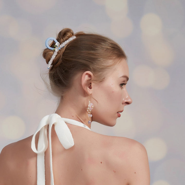Haarklammer aus Organza mit weißen Gänseblümchen und Kristallen
