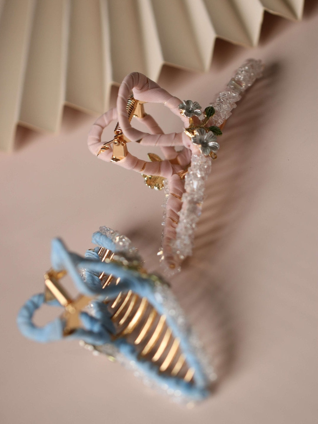 Haarklammer aus Organza mit weißen Gänseblümchen und Kristallen