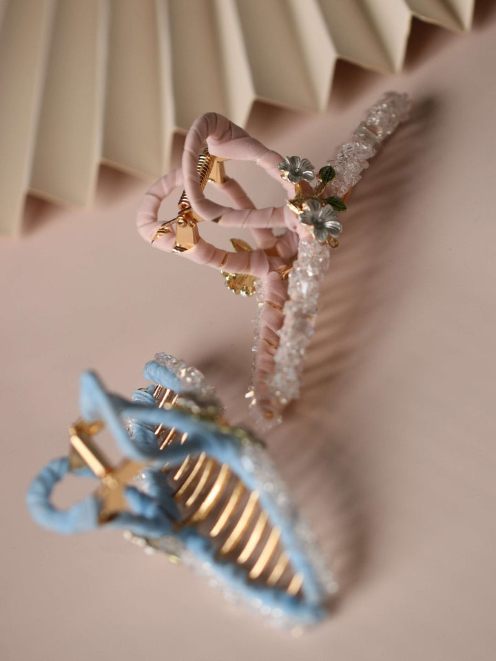 Haarklammer aus Organza mit weißen Gänseblümchen und Kristallen