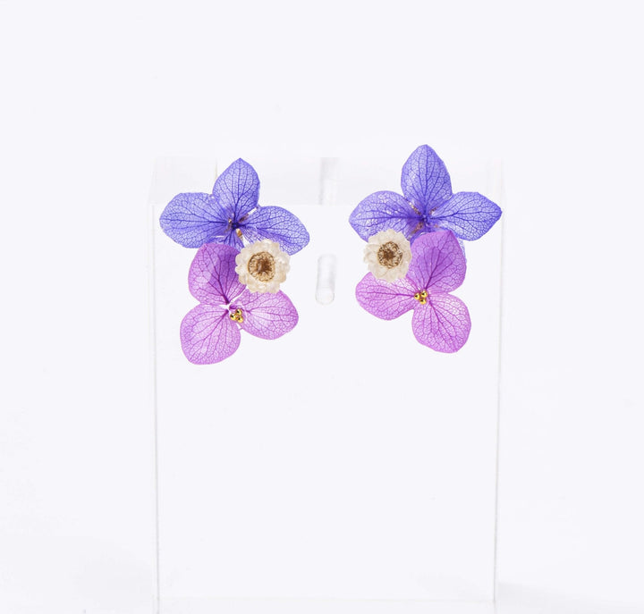 Tanzende lila Gänseblümchen-Ohrstecker