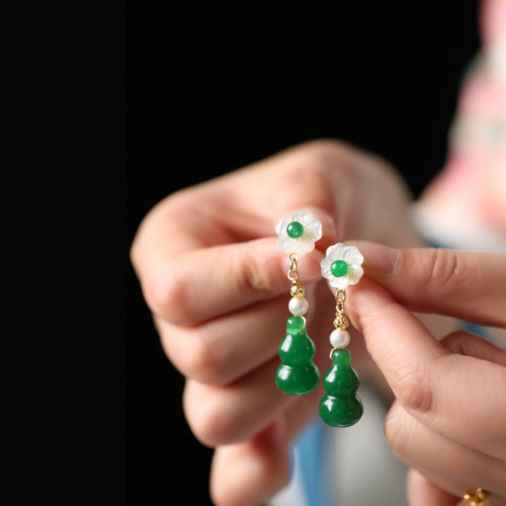 Tropfenohrringe aus natürlicher Jade mit Blumenanhänger