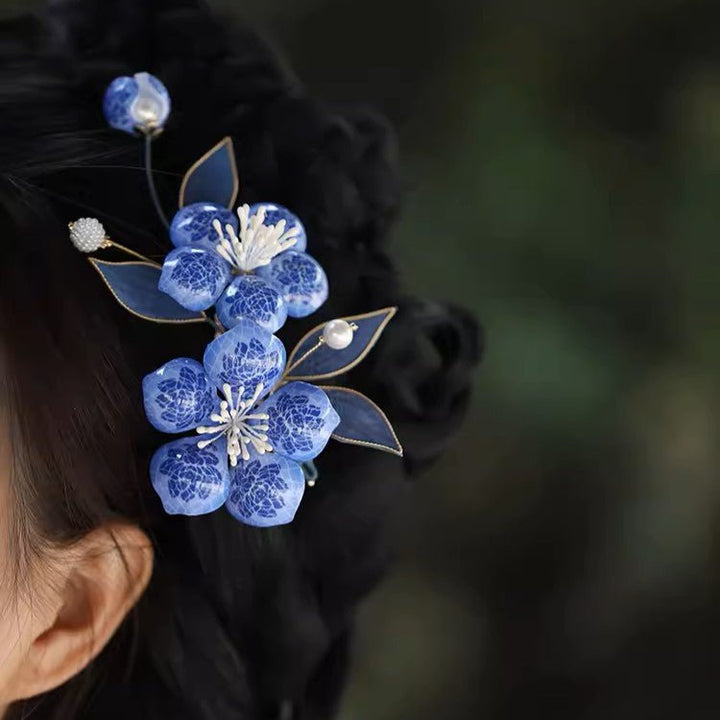 Haarspange mit Blumenmuster auf blauen Blütenblättern