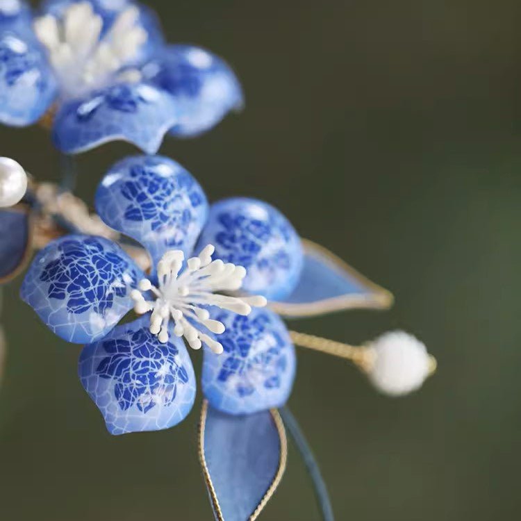 Haarspange mit Blumenmuster auf blauen Blütenblättern