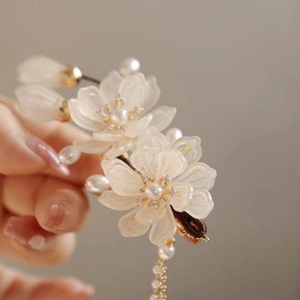Blühende weiße Kirschblüten Haarspange