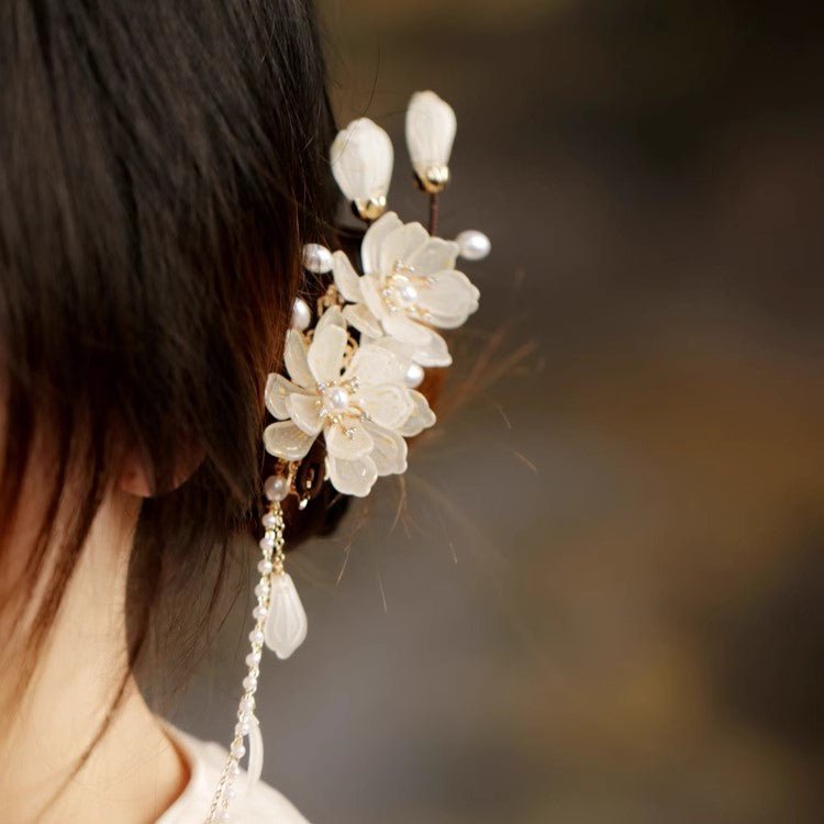 Blühende weiße Kirschblüten Haarspange