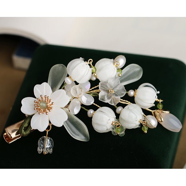 Jasmin mit weißer Glockenblumen-Haarspange