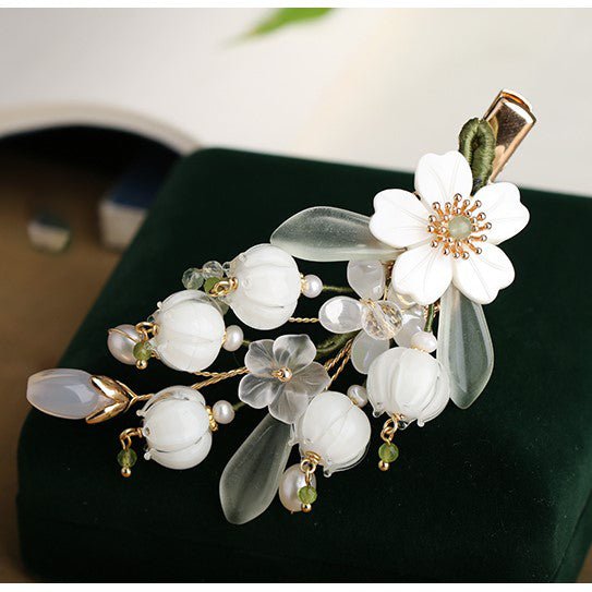 Jasmin mit weißer Glockenblumen-Haarspange