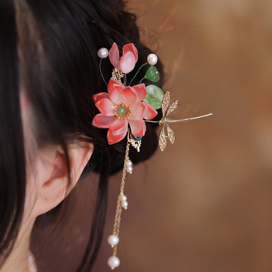 Haarspange mit Libellenmotiv im Roten Lotusteich