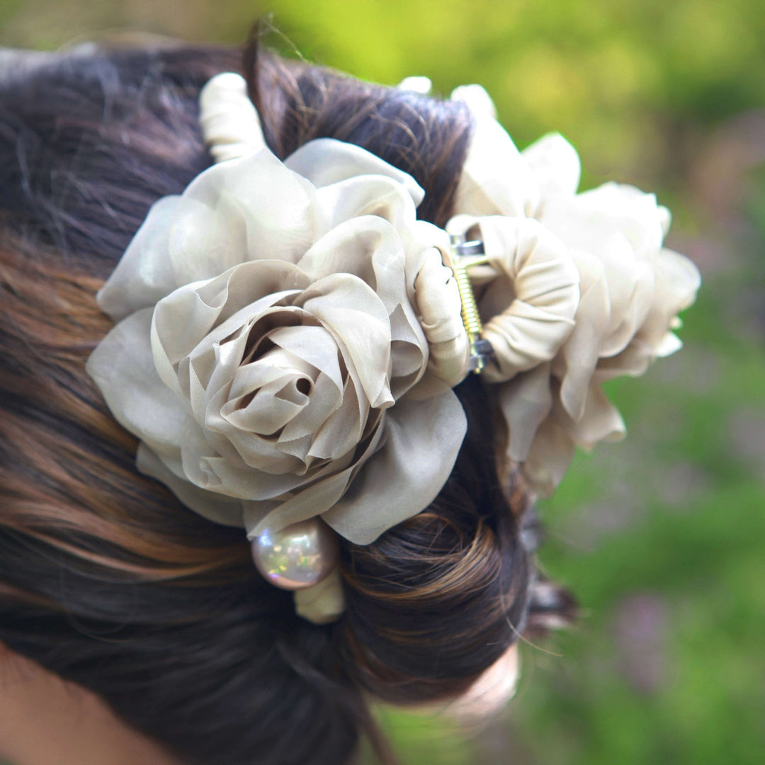 Mokkagraue Organza-Haarklammer mit Kamelie