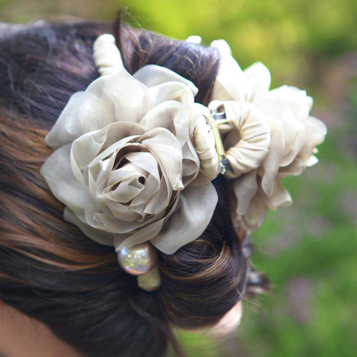 Mokkagraue Organza-Haarklammer mit Kamelie