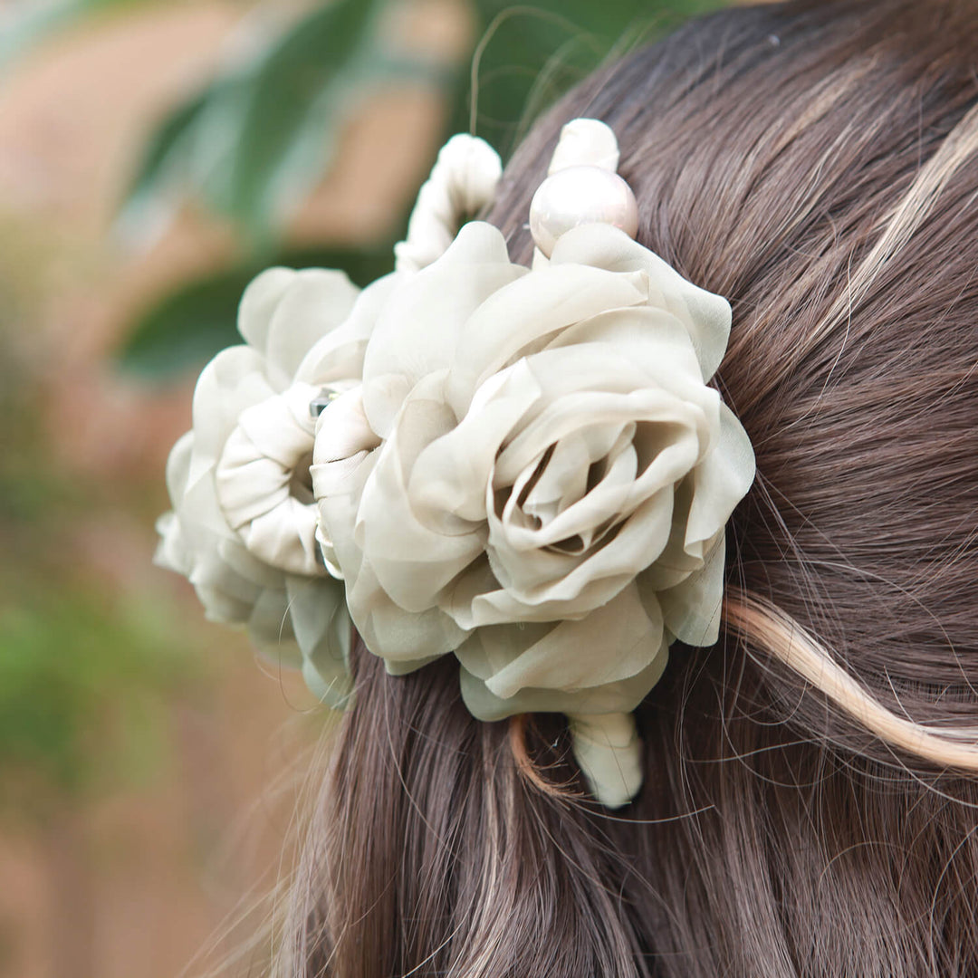 Mokkagraue Organza-Haarklammer mit Kamelie