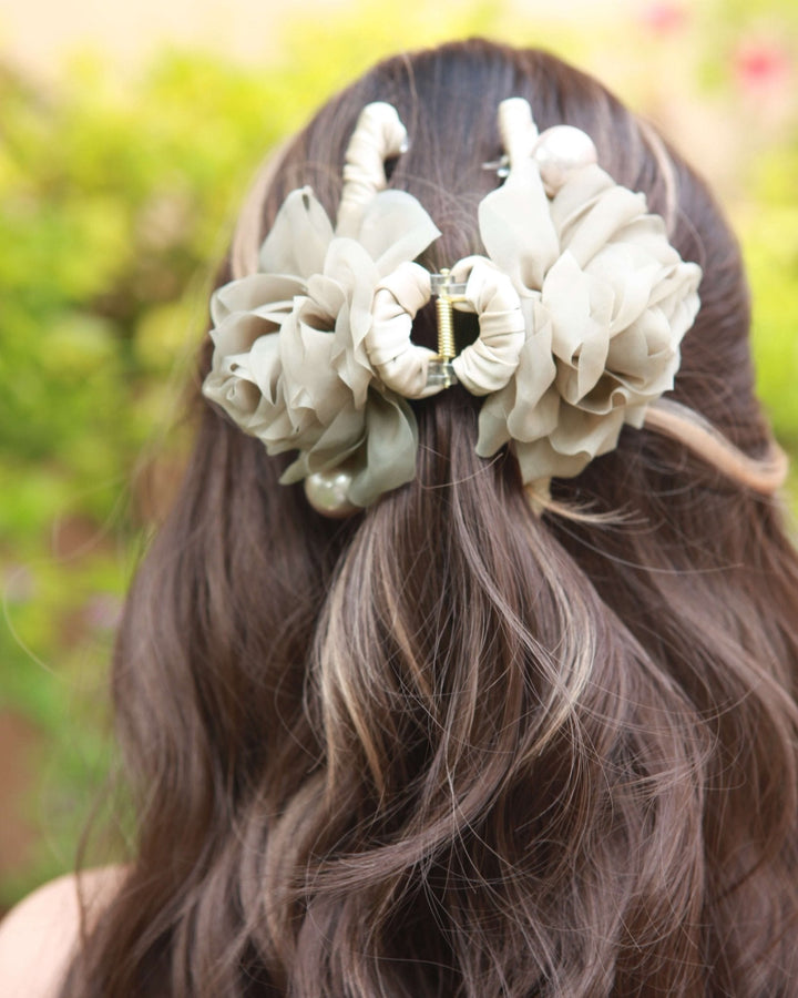 Mokkagraue Organza-Haarklammer mit Kamelie