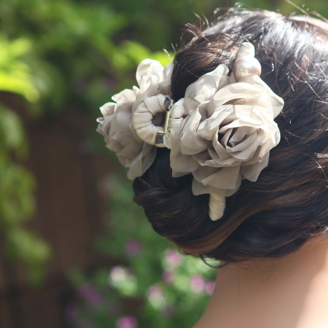 Mokkagraue Organza-Haarklammer mit Kamelie
