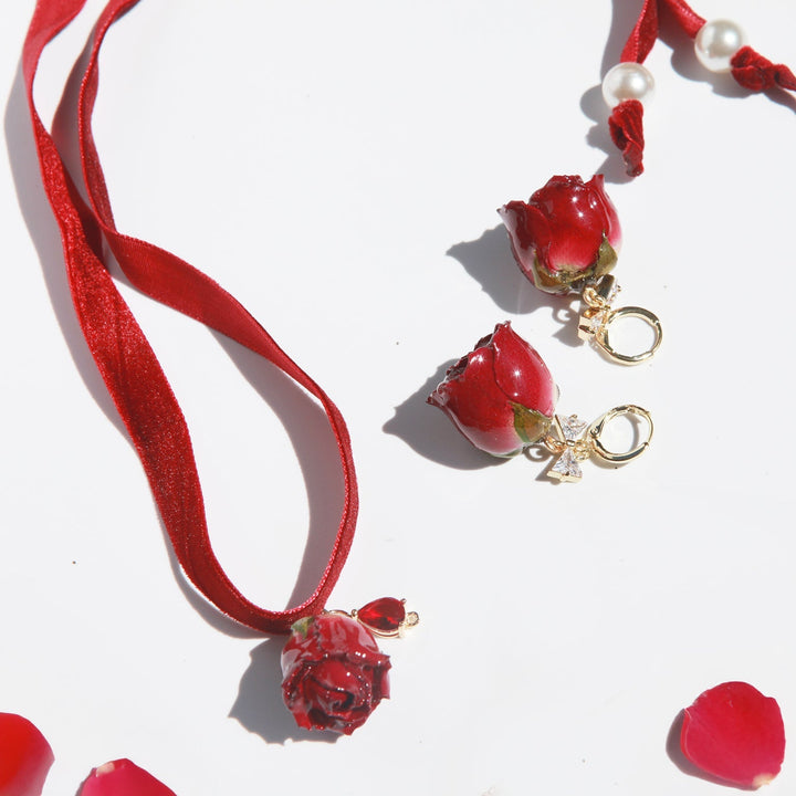 Ohrringe mit Rosen-Fliege und Halskette mit Rubin
