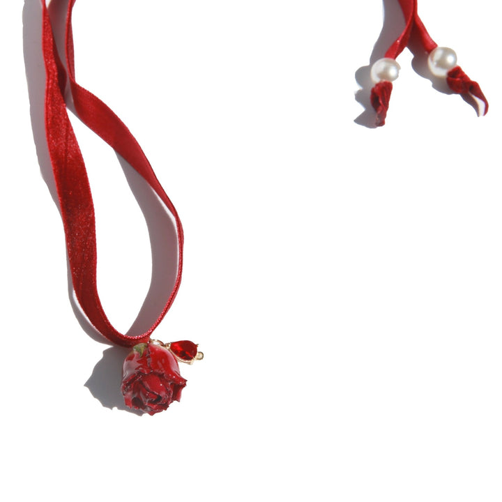 Ohrringe mit Rosen-Fliege und Halskette mit Rubin