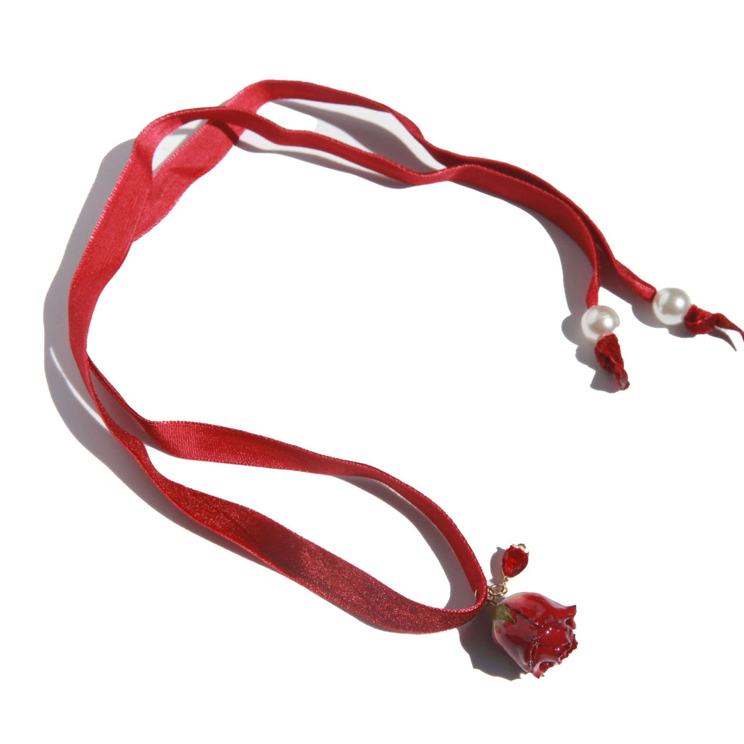 Ohrringe mit Rosen-Fliege und Halskette mit Rubin