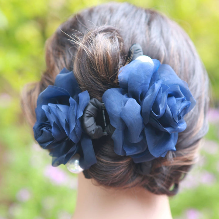 Saphir Kamelie Organza Haarklammer
