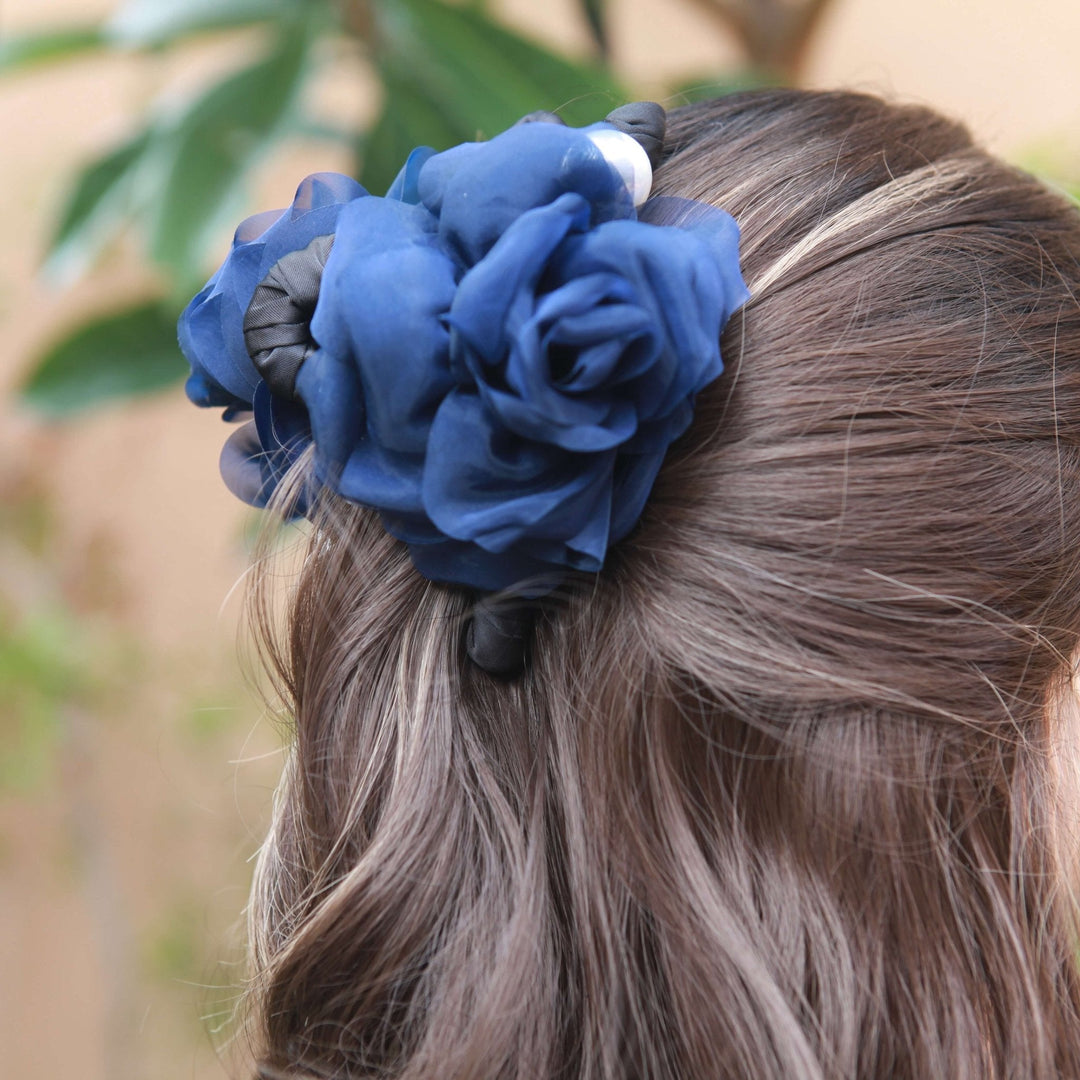 Saphir Kamelie Organza Haarklammer