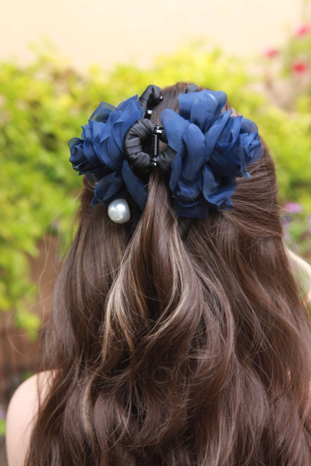 Saphir Kamelie Organza Haarklammer
