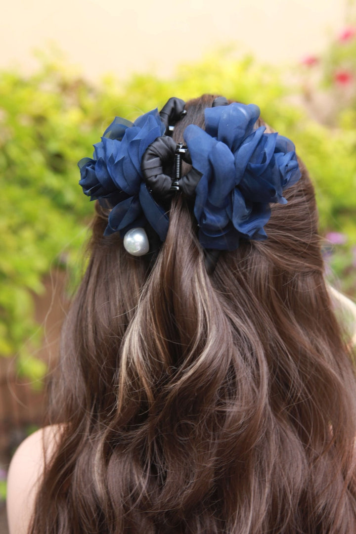 Saphir Kamelie Organza Haarklammer