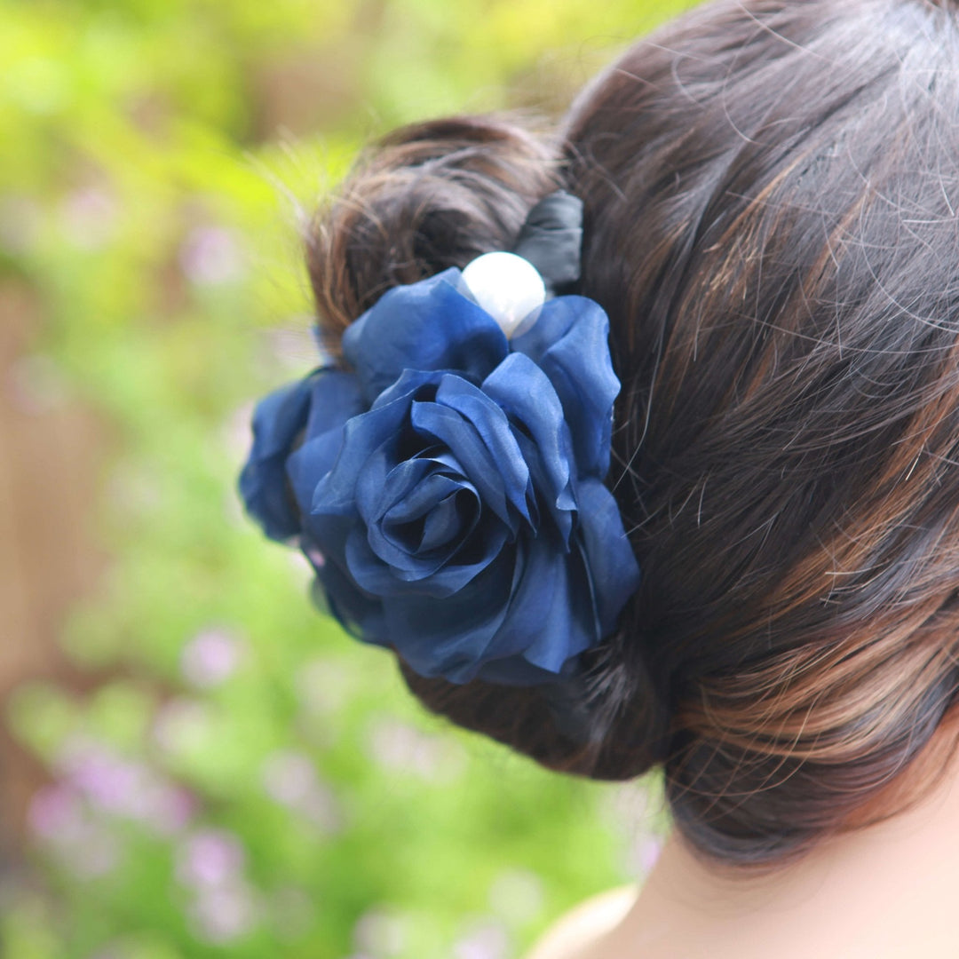 Saphir Kamelie Organza Haarklammer