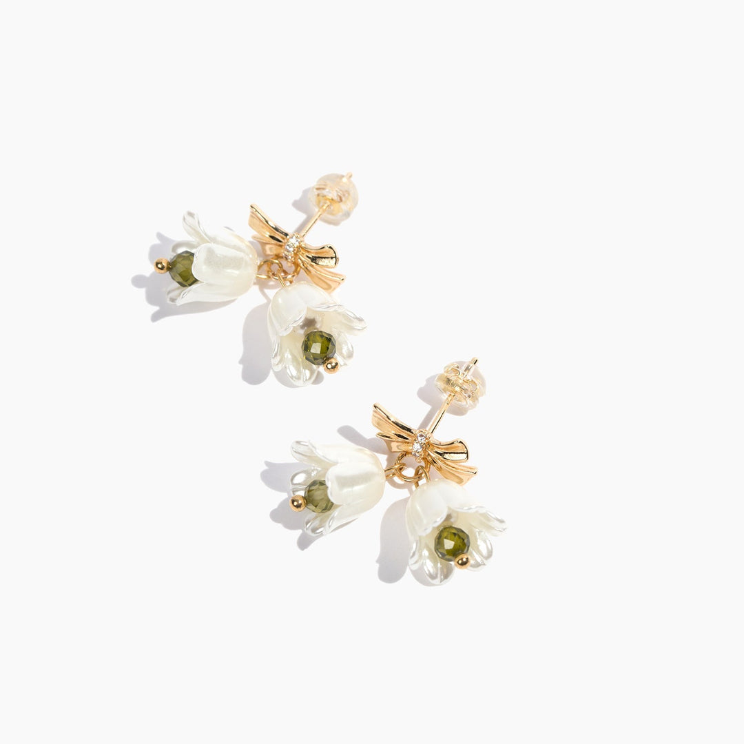 *Soft Branch* Weiße Glockenblumen-Ohrringe mit goldener Fliege