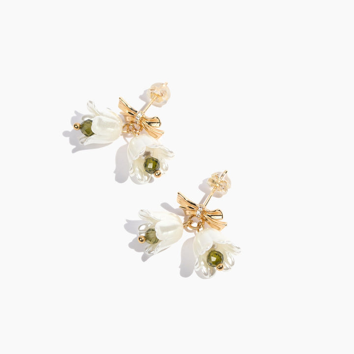 *Soft Branch* Weiße Glockenblumen-Ohrringe mit goldener Fliege