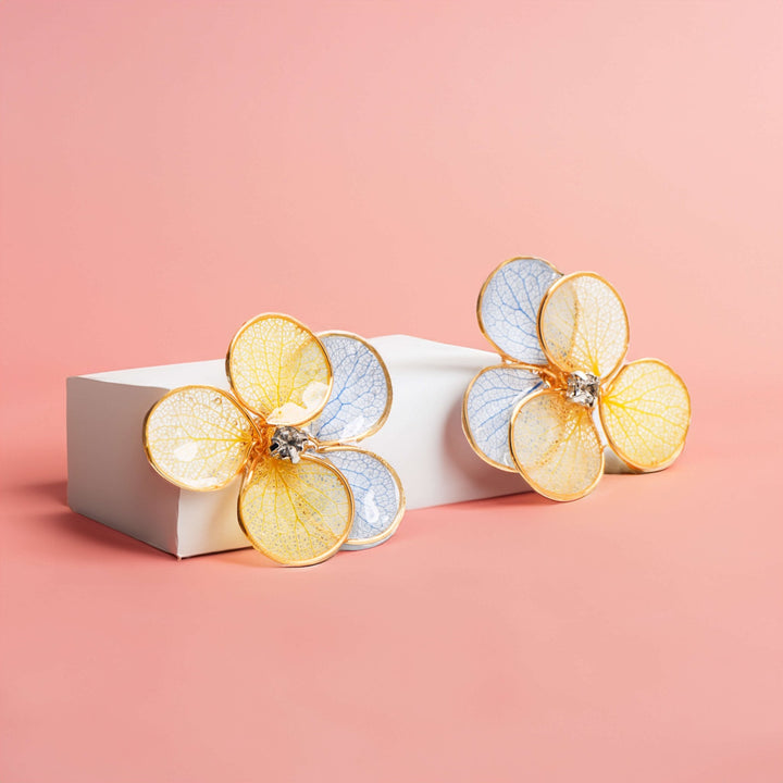 Zweifarbige Kirschblüte mit goldenem Rahmen Ohrstecker / Schlussverkauf