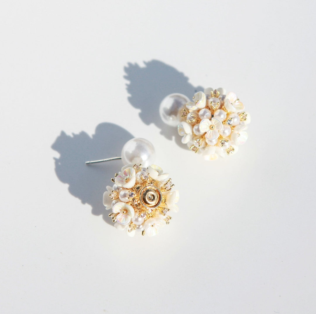 Zweiwege-Ohrstecker mit Perlen und Blumen vorne und hinten