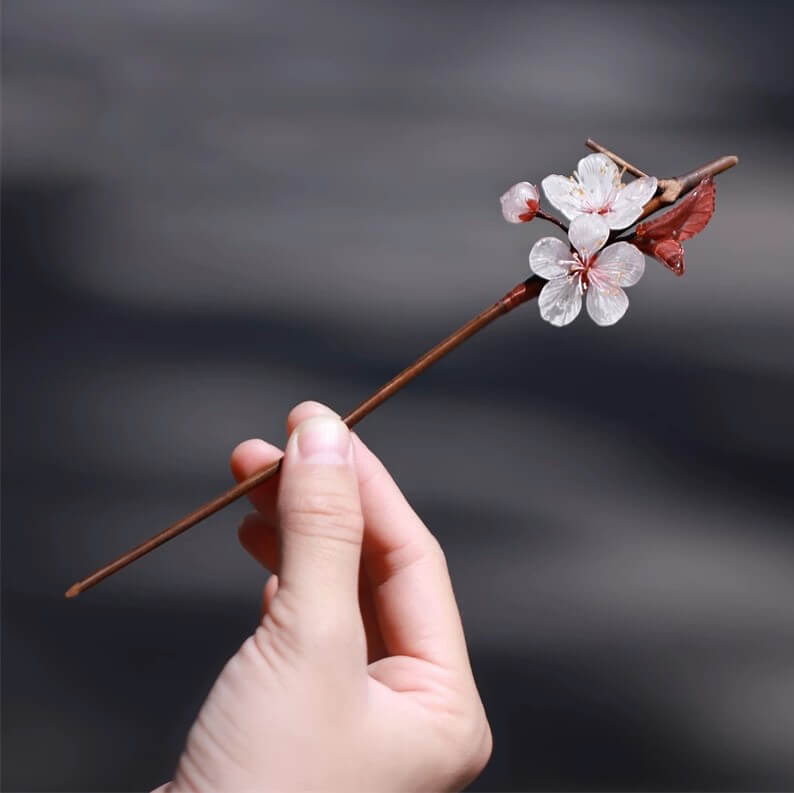 Weiß blühender Kirschblüten Haarstab