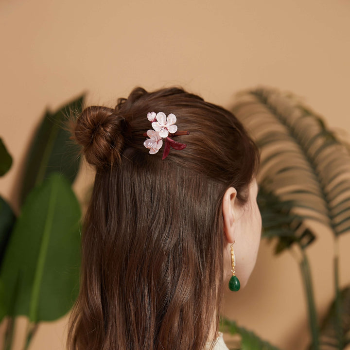 Weiß blühender Kirschblüten Haarstab