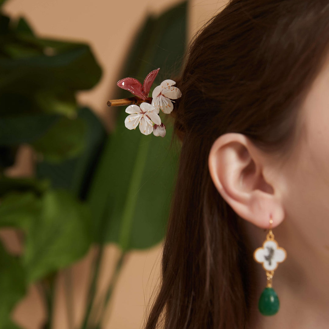 Weiß blühender Kirschblüten Haarstab