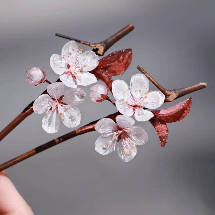 Weiß blühender Kirschblüten Haarstab