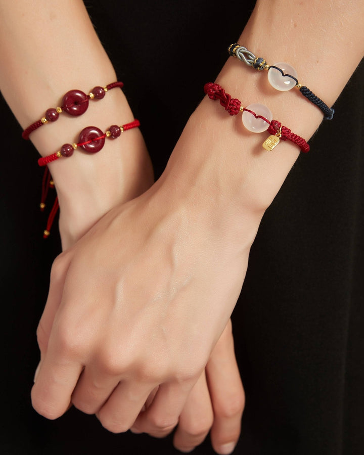 Weißer Jade-Kreisknoten, rote Schnüre (2 Stück)