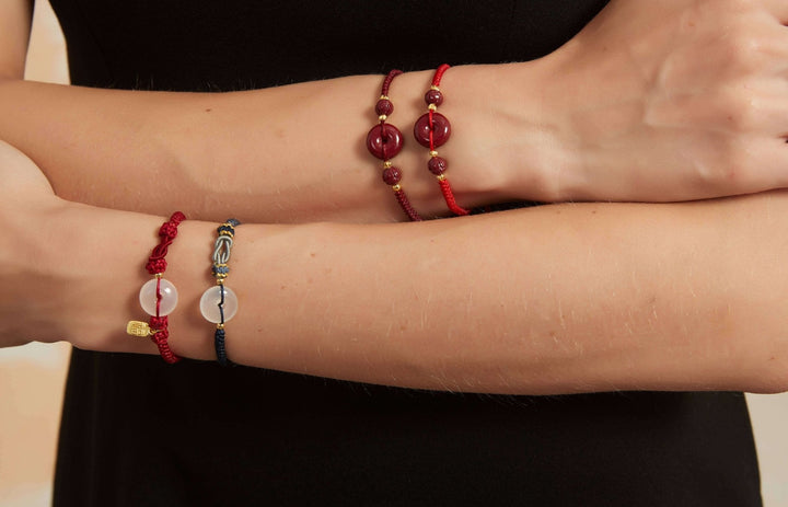 Weißer Jade-Kreisknoten, rote Schnüre (2 Stück)