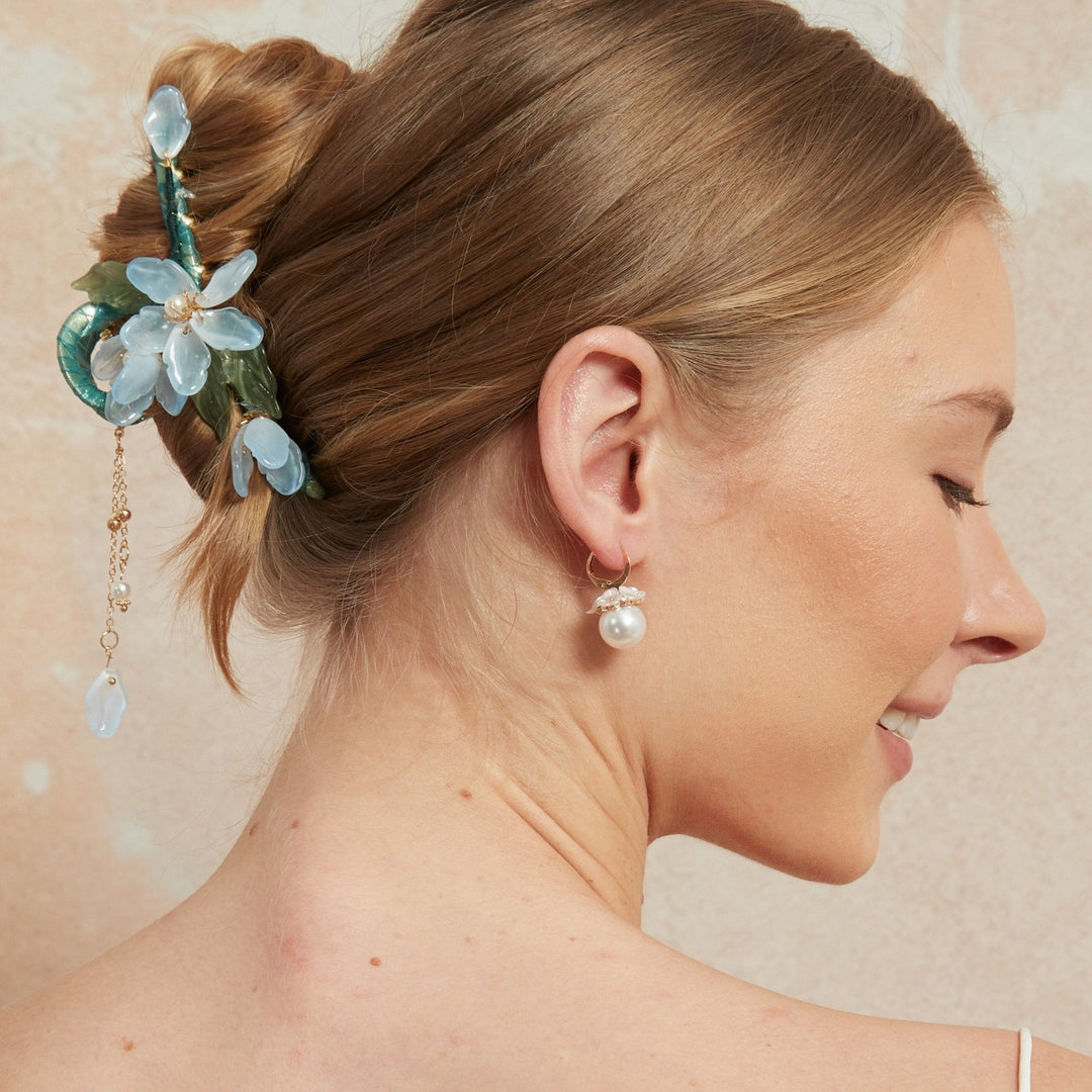 Weißer Jasmin auf Perlen-Creolen