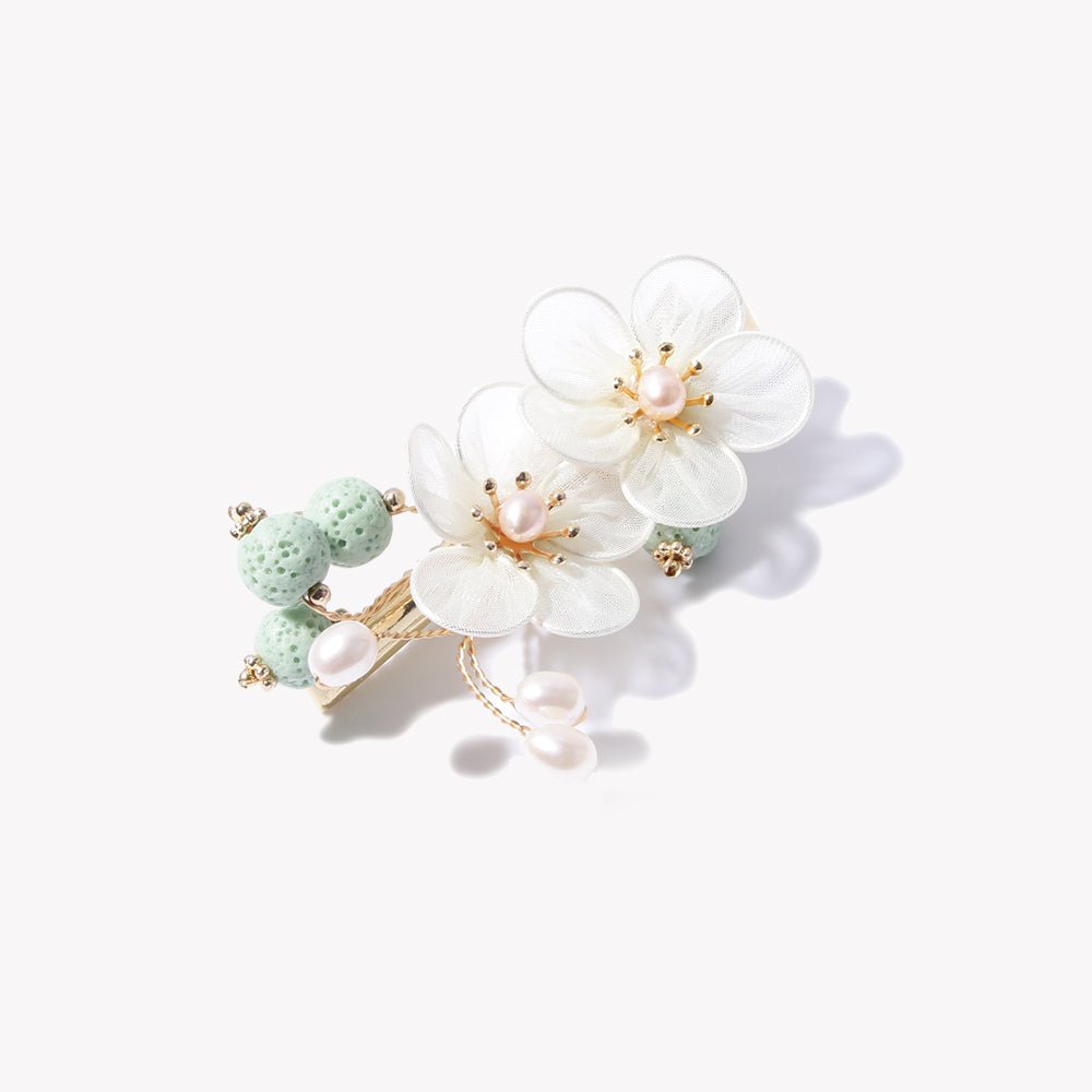 Weiße Haarspange mit Pflaumenblüten