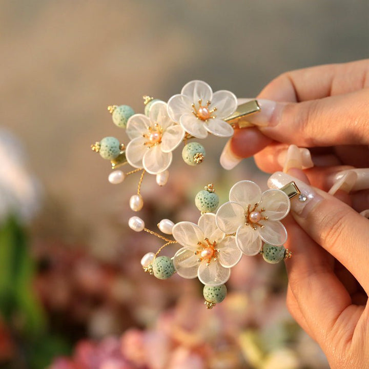 Weiße Haarspange mit Pflaumenblüten