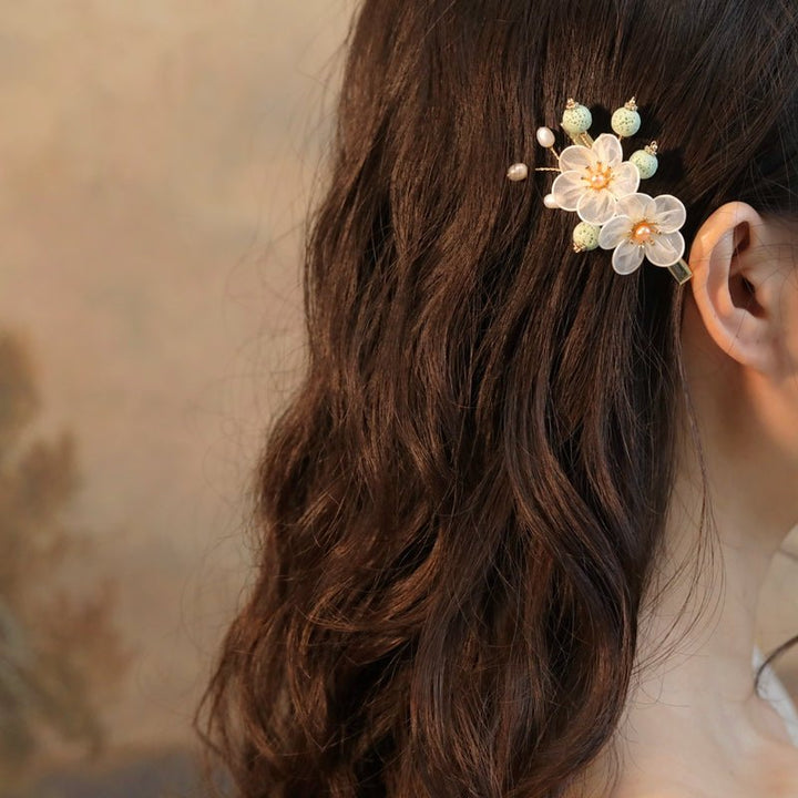 Weiße Haarspange mit Pflaumenblüten